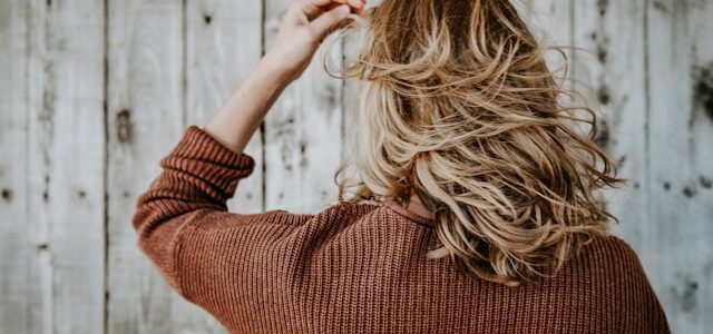 Van kantoor tot kampvuur: 5 manieren om één trui te stylen